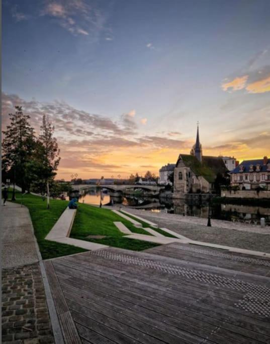 La Patte Blanche Terrasse Centre Ville Sens 6M Gare Zewnętrze zdjęcie