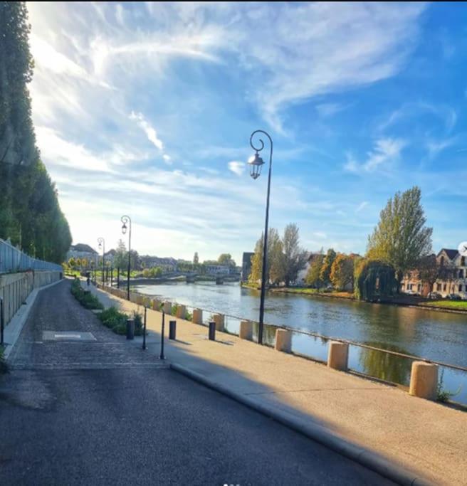 La Patte Blanche Terrasse Centre Ville Sens 6M Gare Zewnętrze zdjęcie
